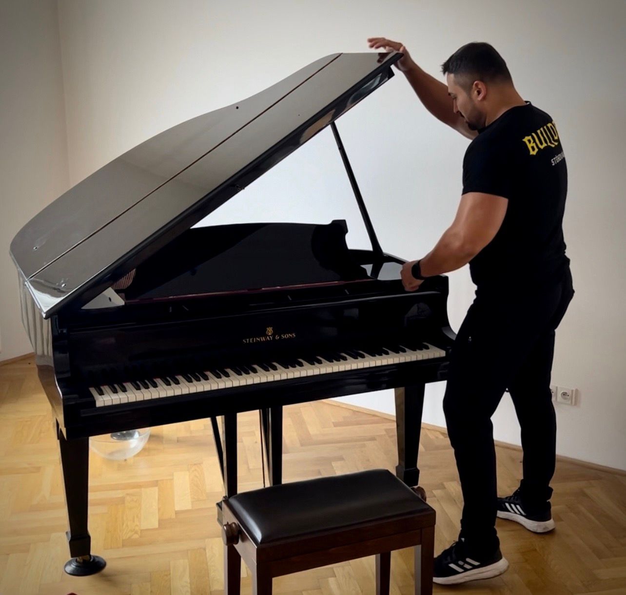 Detail zabaleného klavíru Steinway