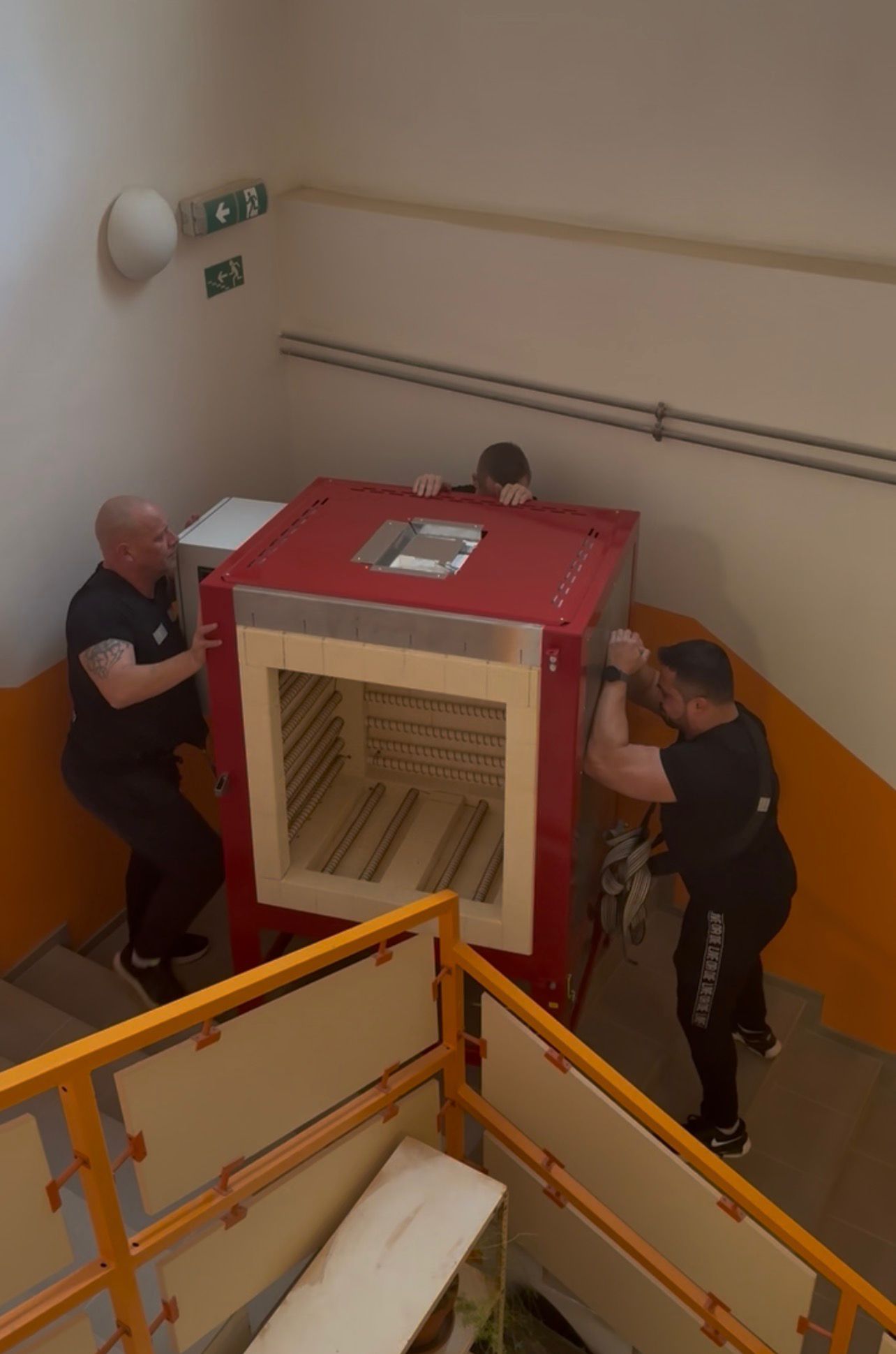 Stěhování pece po schodech